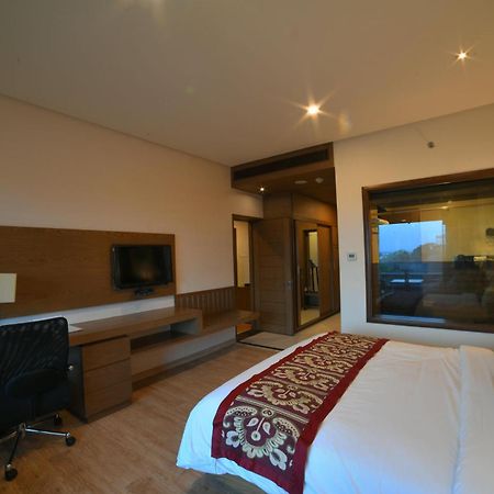Narayani Heights, Ahmedabad Hotel Buitenkant foto