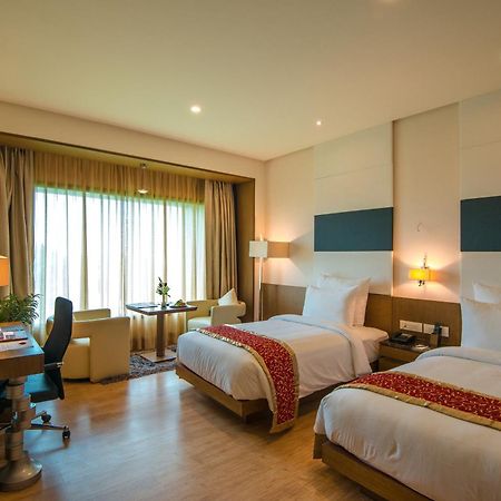 Narayani Heights, Ahmedabad Hotel Buitenkant foto