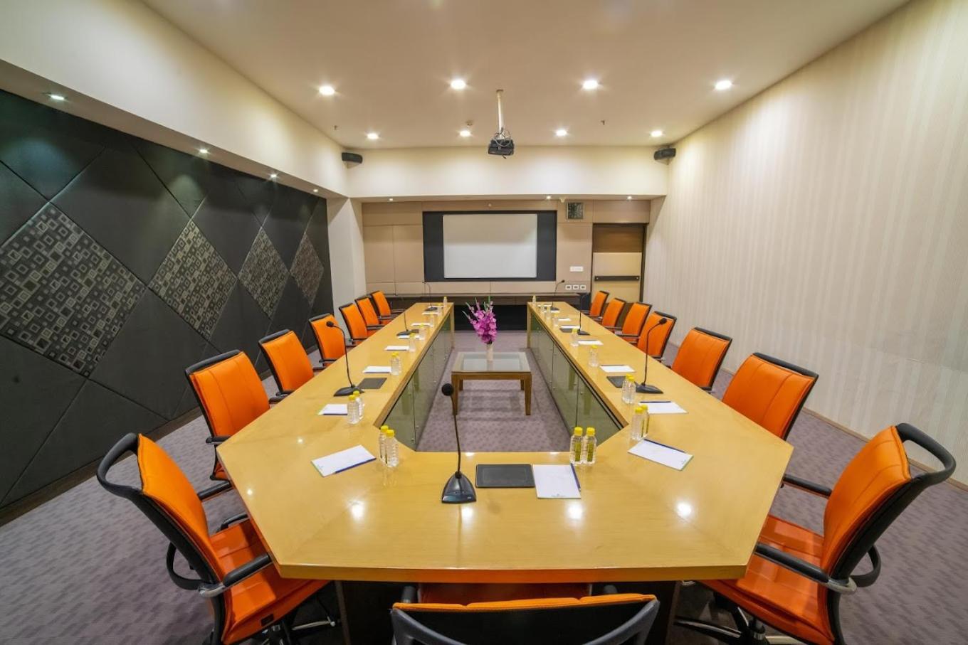 Narayani Heights, Ahmedabad Hotel Buitenkant foto