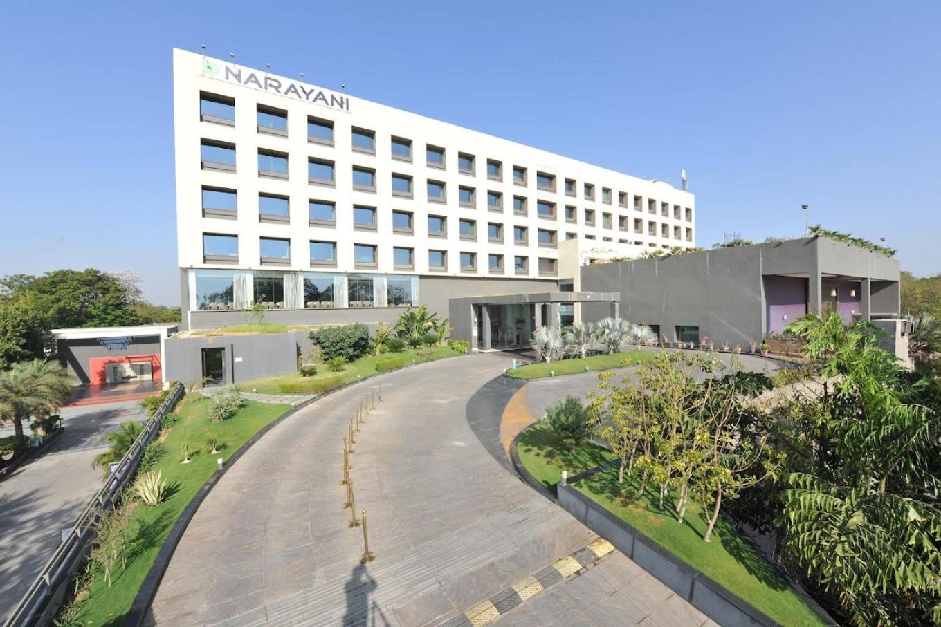 Narayani Heights, Ahmedabad Hotel Buitenkant foto