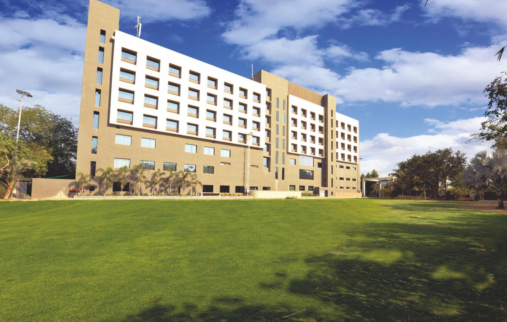 Narayani Heights, Ahmedabad Hotel Buitenkant foto