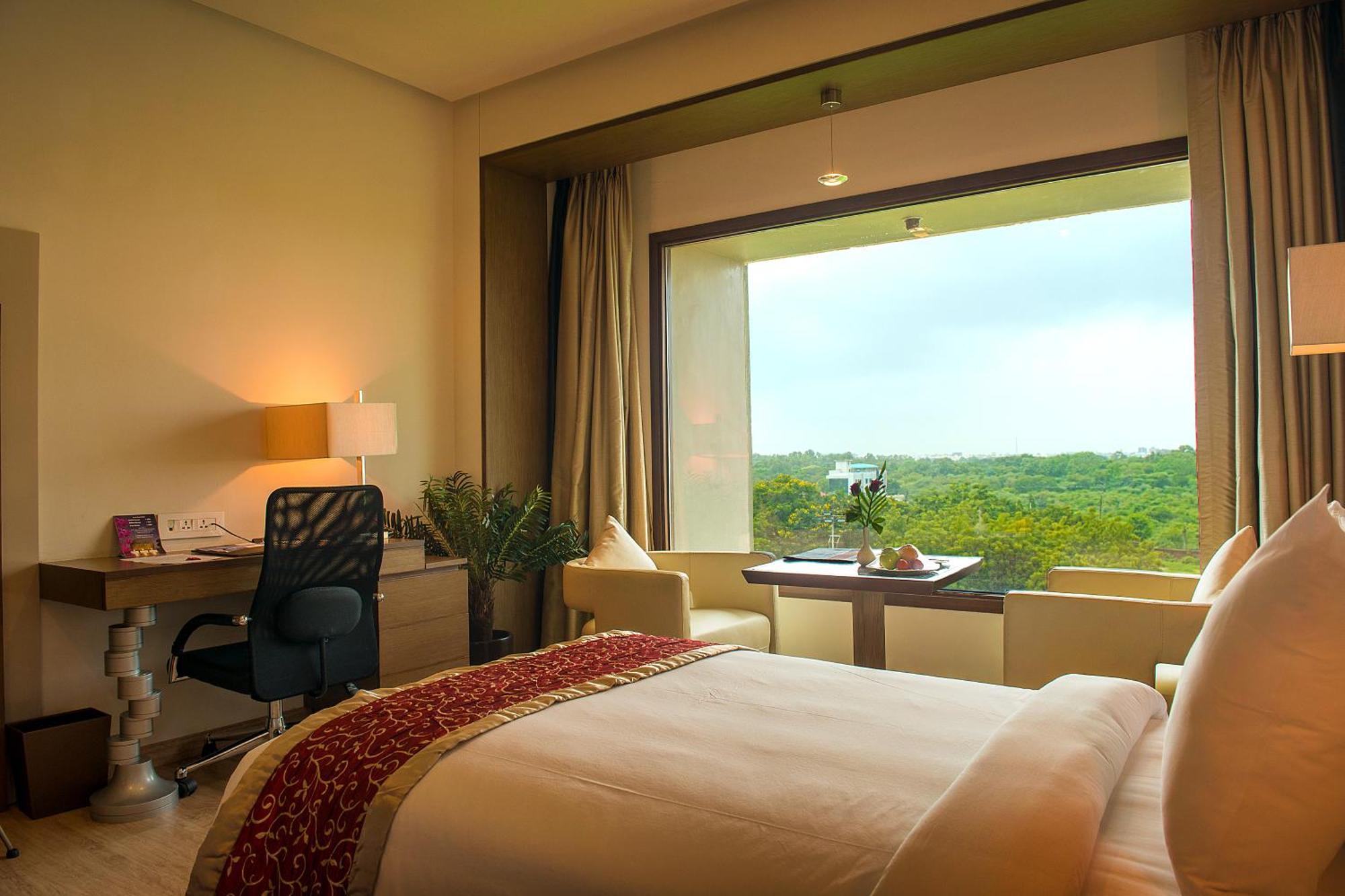 Narayani Heights, Ahmedabad Hotel Buitenkant foto
