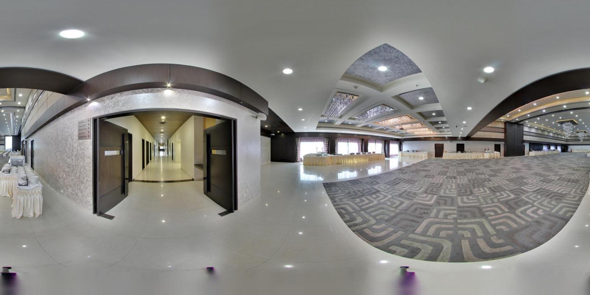 Narayani Heights, Ahmedabad Hotel Buitenkant foto