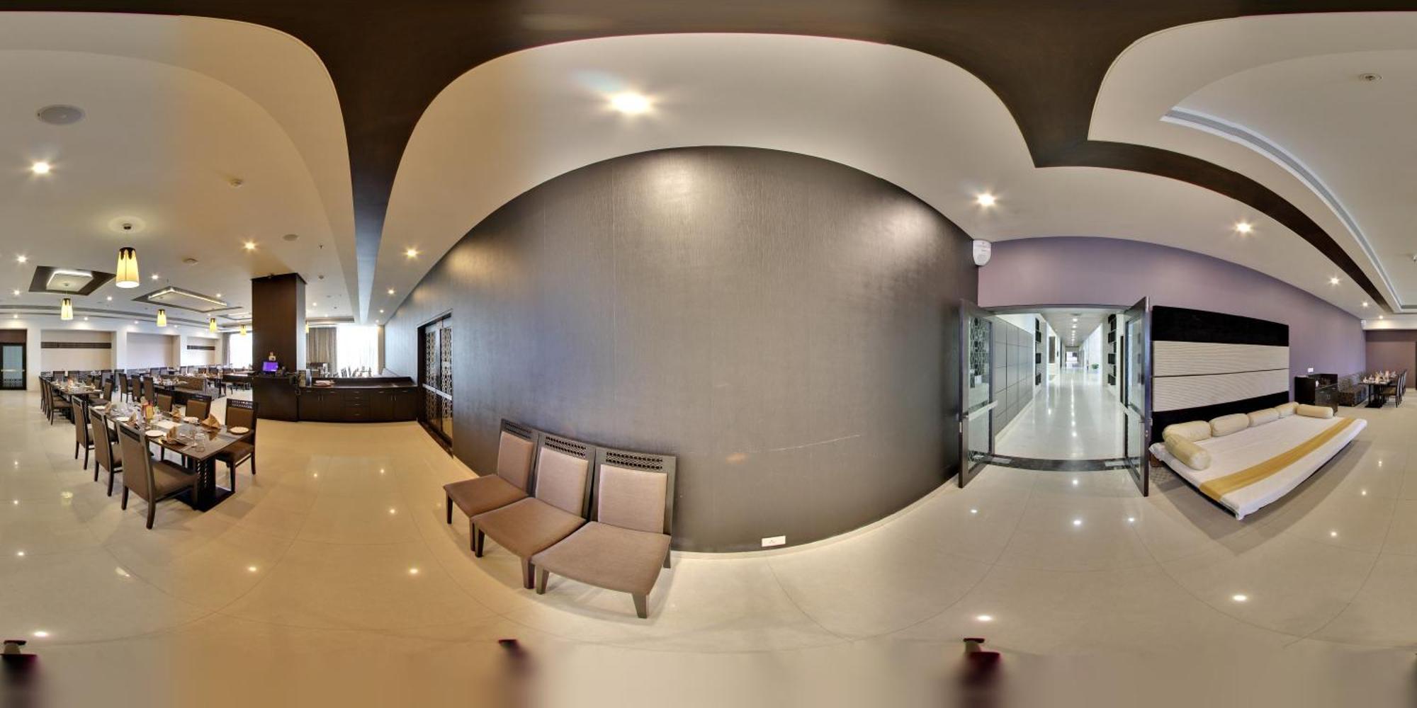 Narayani Heights, Ahmedabad Hotel Buitenkant foto
