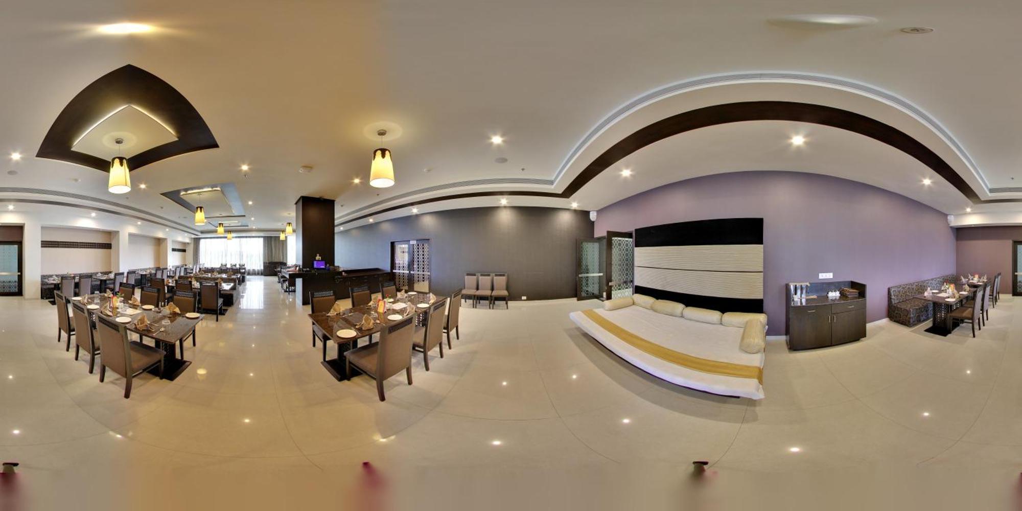 Narayani Heights, Ahmedabad Hotel Buitenkant foto