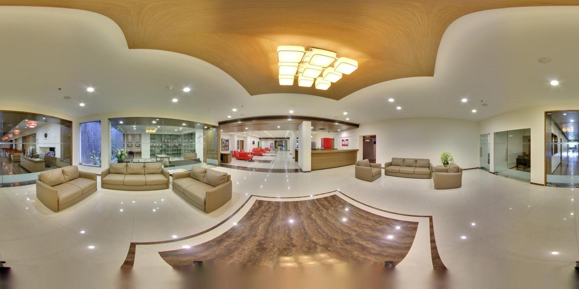 Narayani Heights, Ahmedabad Hotel Buitenkant foto