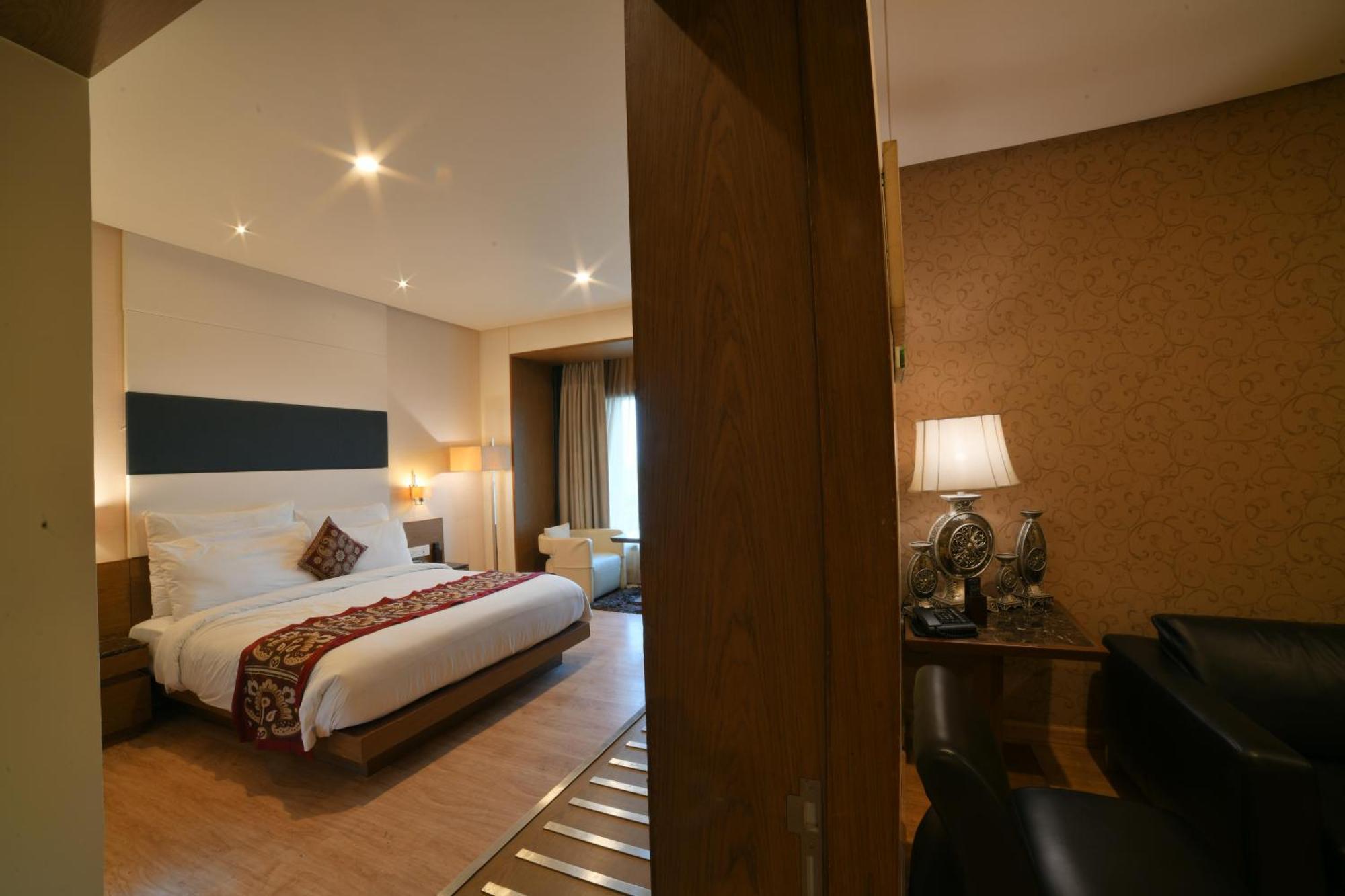 Narayani Heights, Ahmedabad Hotel Buitenkant foto