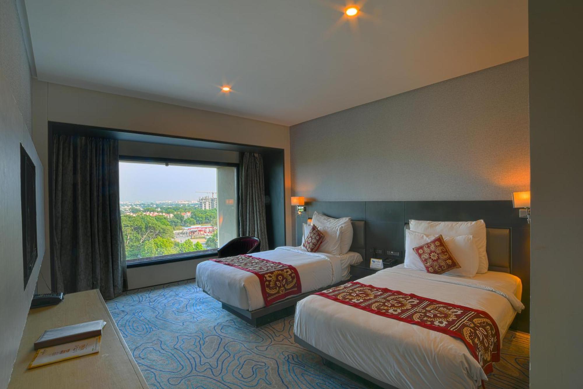 Narayani Heights, Ahmedabad Hotel Buitenkant foto