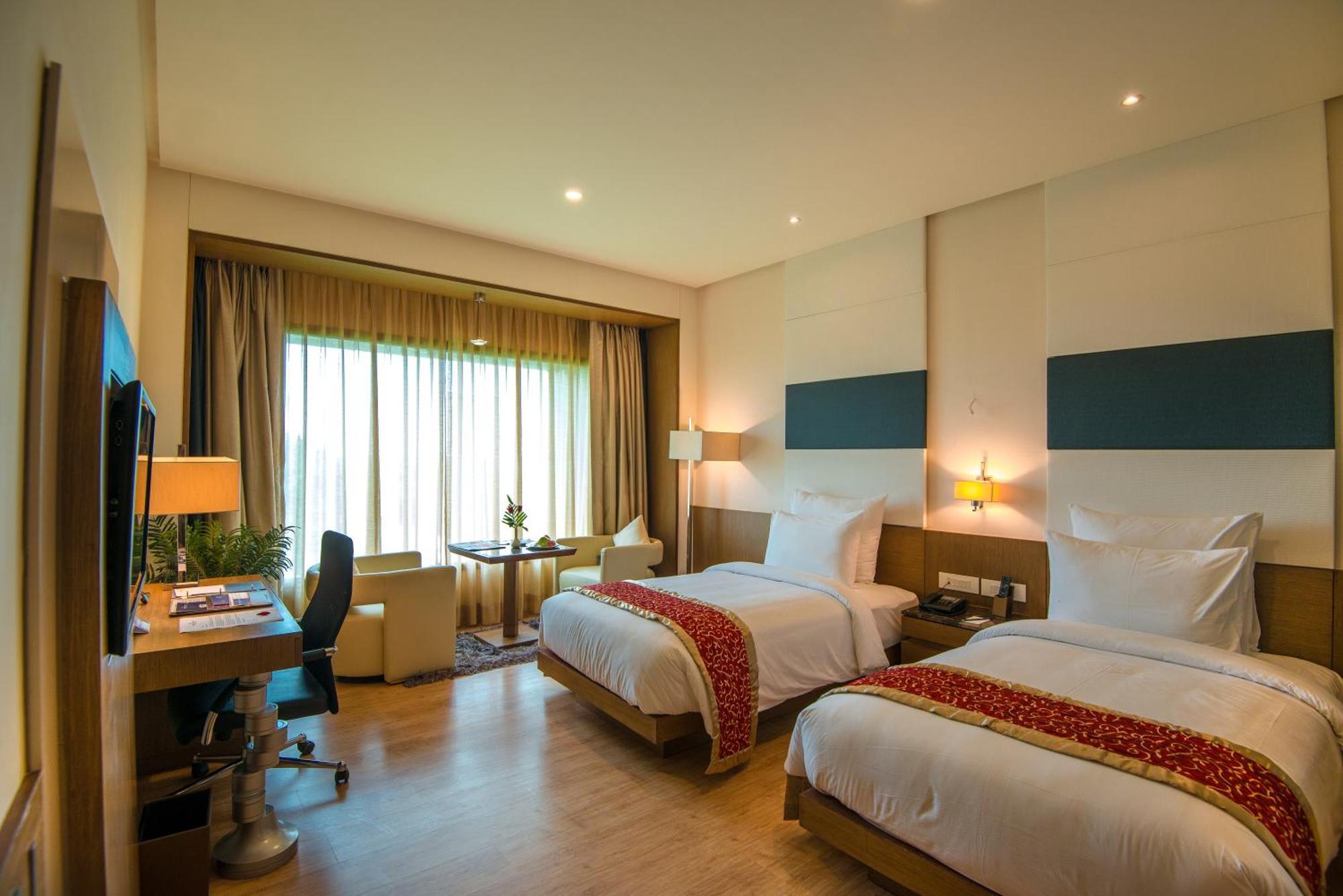 Narayani Heights, Ahmedabad Hotel Buitenkant foto