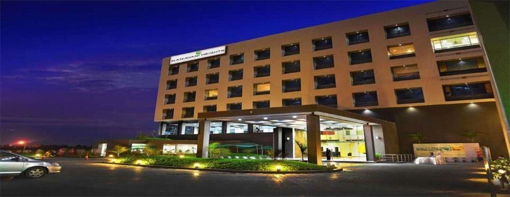 Narayani Heights, Ahmedabad Hotel Buitenkant foto