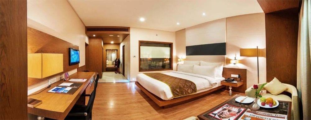 Narayani Heights, Ahmedabad Hotel Buitenkant foto