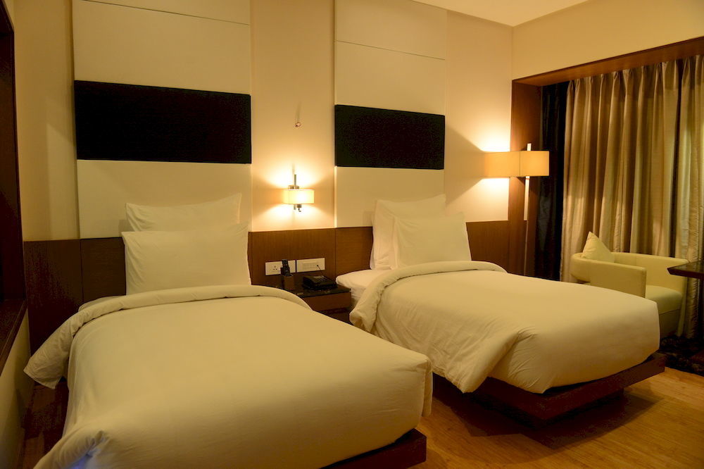 Narayani Heights, Ahmedabad Hotel Buitenkant foto