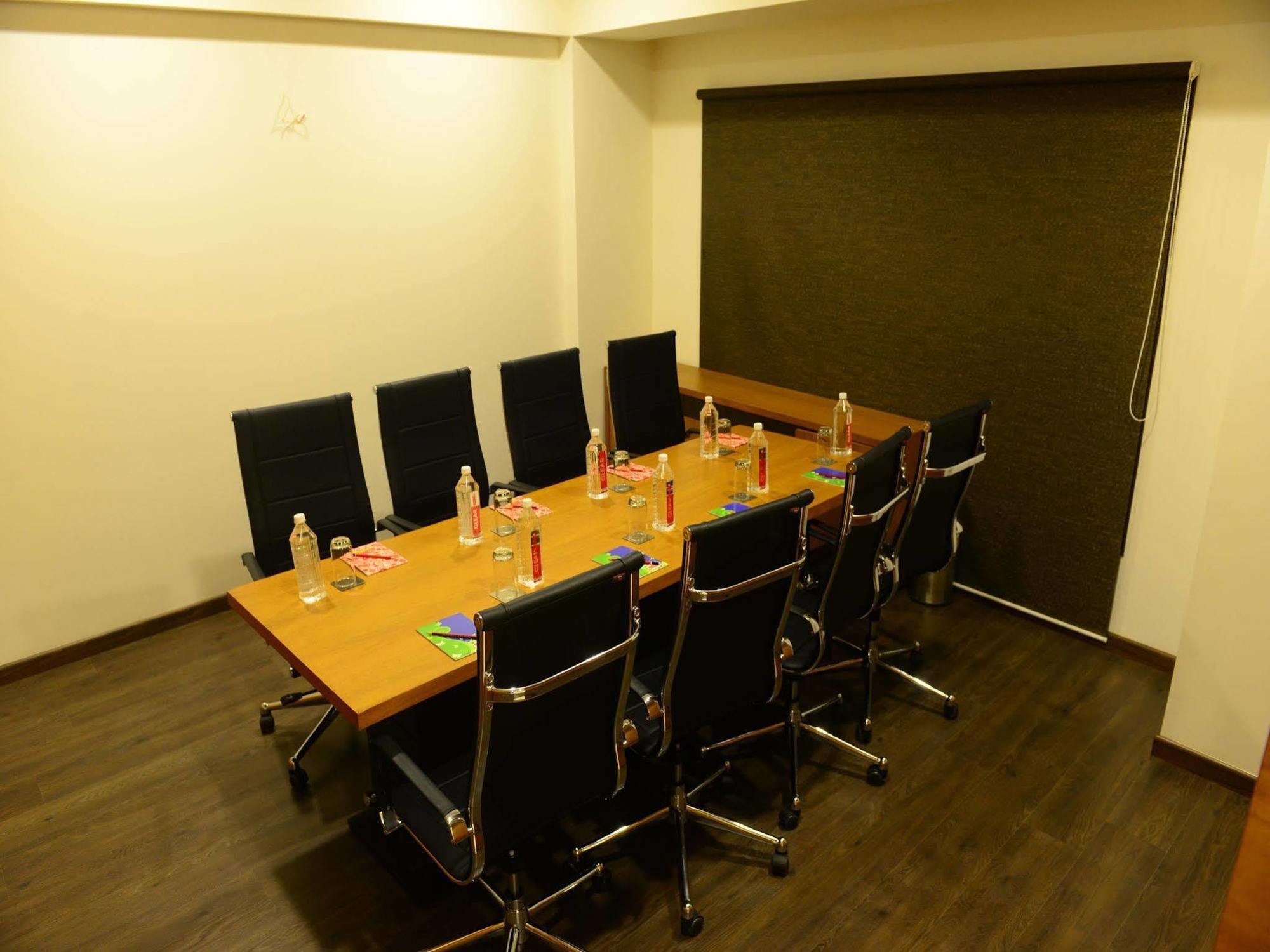 Narayani Heights, Ahmedabad Hotel Buitenkant foto