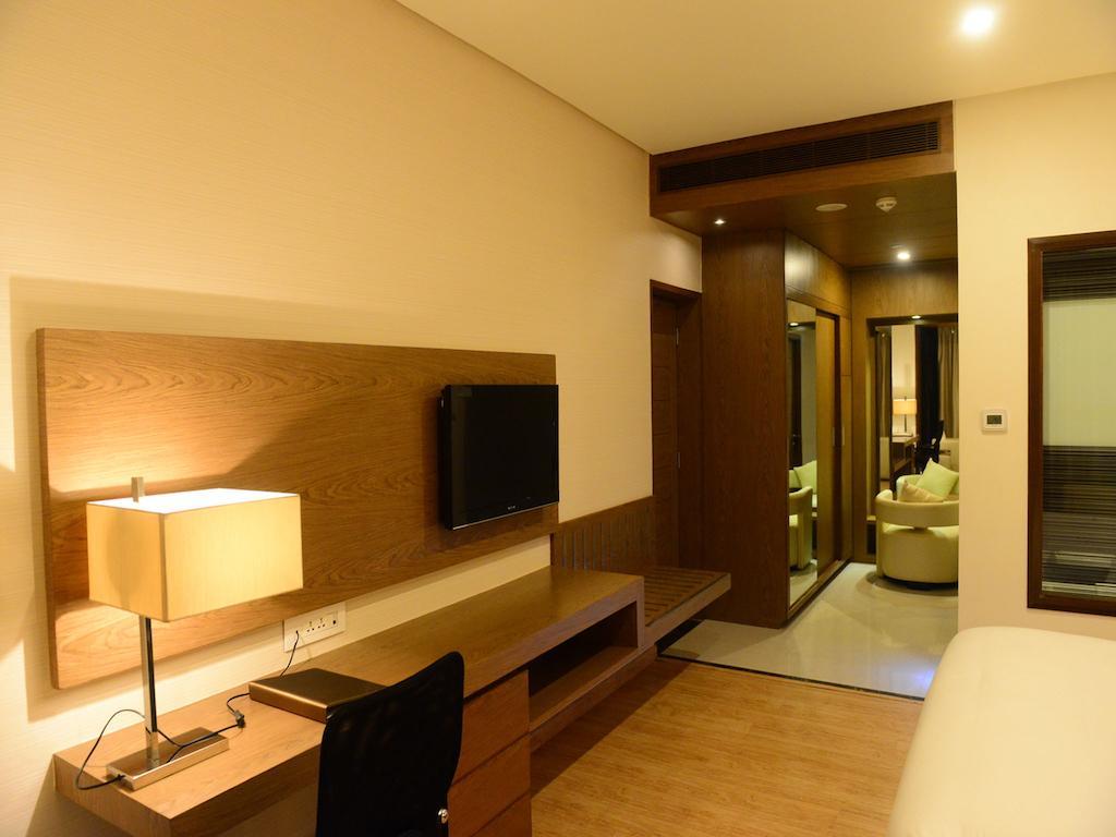 Narayani Heights, Ahmedabad Hotel Buitenkant foto
