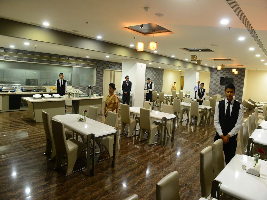 Narayani Heights, Ahmedabad Hotel Buitenkant foto