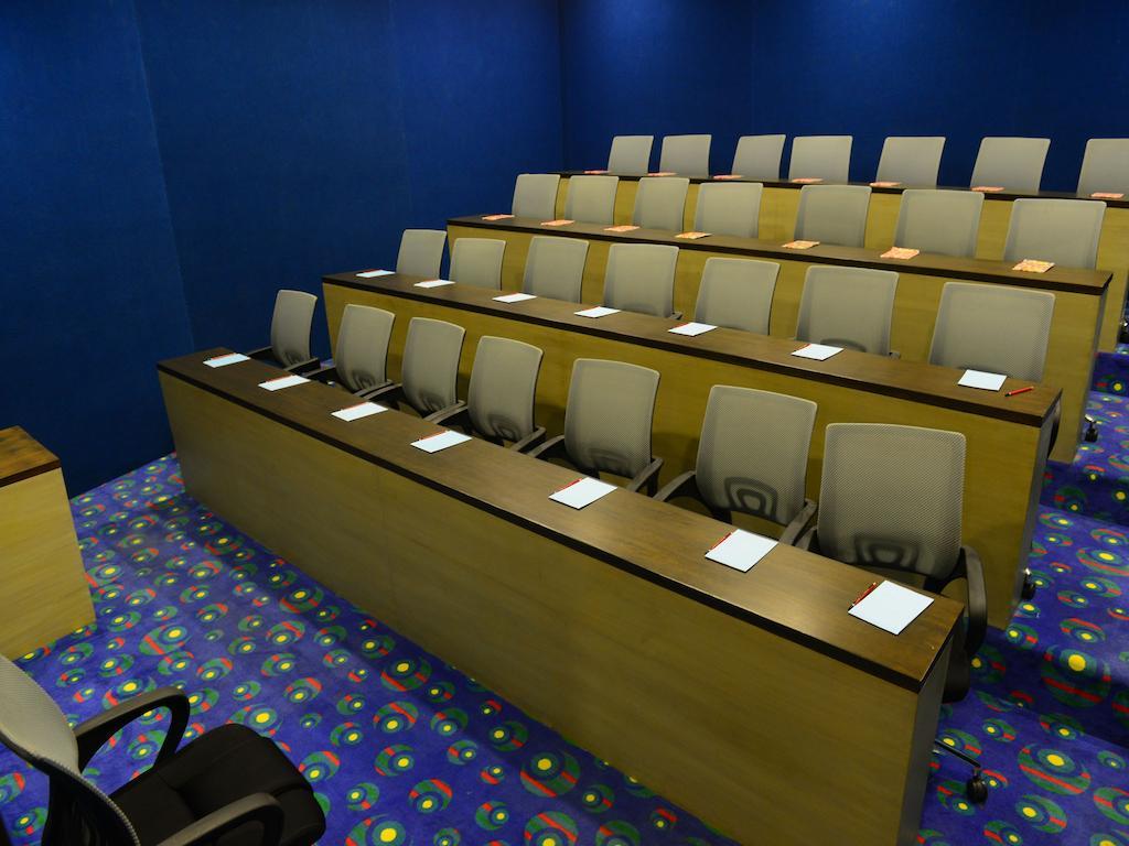 Narayani Heights, Ahmedabad Hotel Buitenkant foto