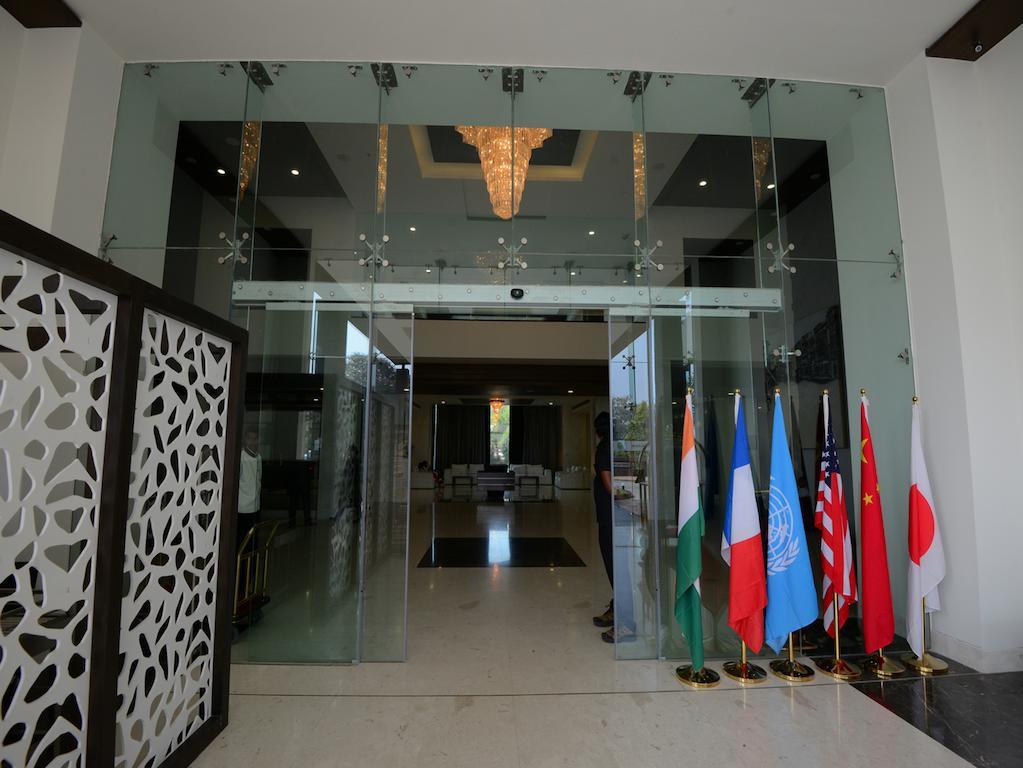 Narayani Heights, Ahmedabad Hotel Buitenkant foto