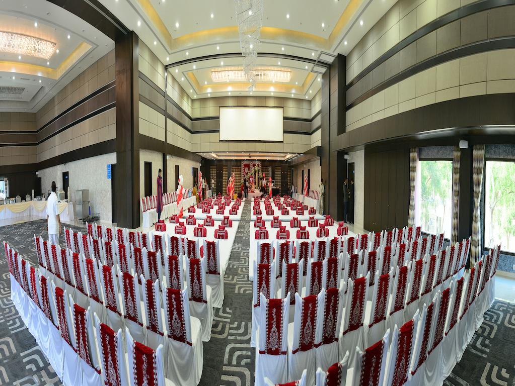 Narayani Heights, Ahmedabad Hotel Buitenkant foto