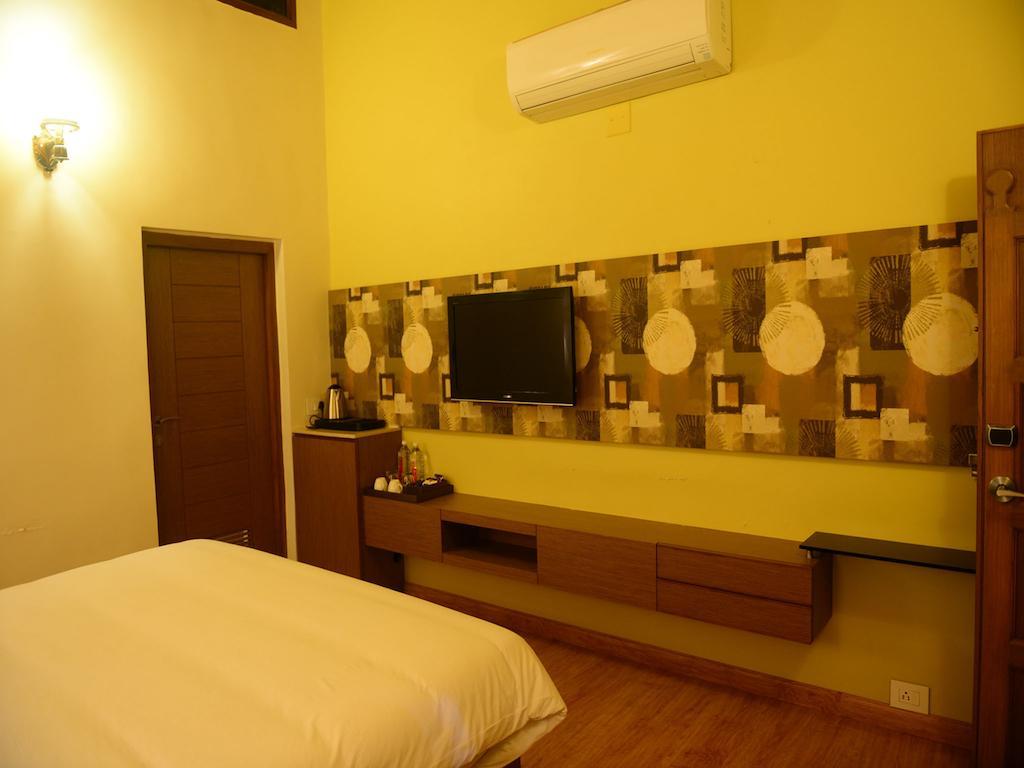 Narayani Heights, Ahmedabad Hotel Buitenkant foto