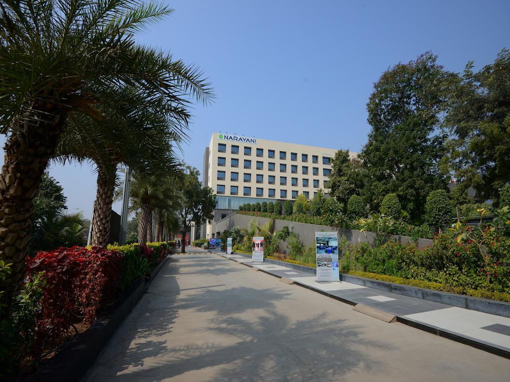 Narayani Heights, Ahmedabad Hotel Buitenkant foto