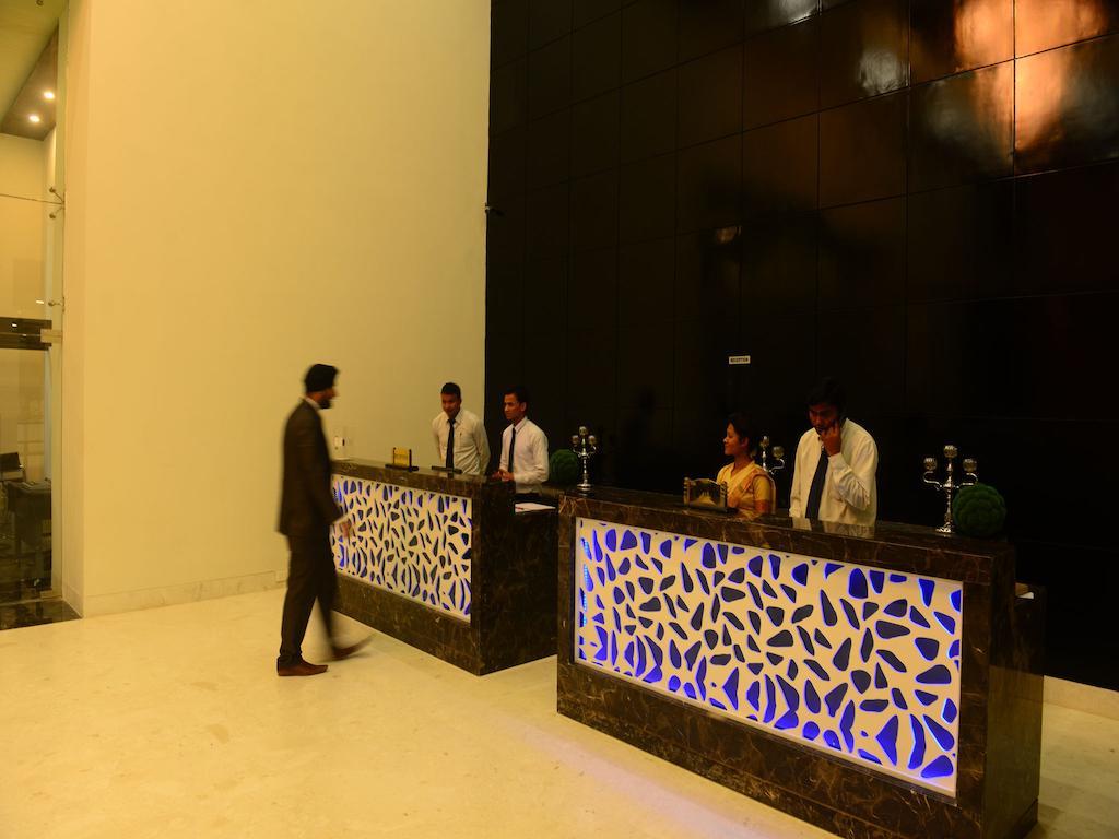 Narayani Heights, Ahmedabad Hotel Buitenkant foto