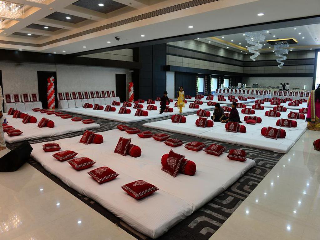Narayani Heights, Ahmedabad Hotel Buitenkant foto