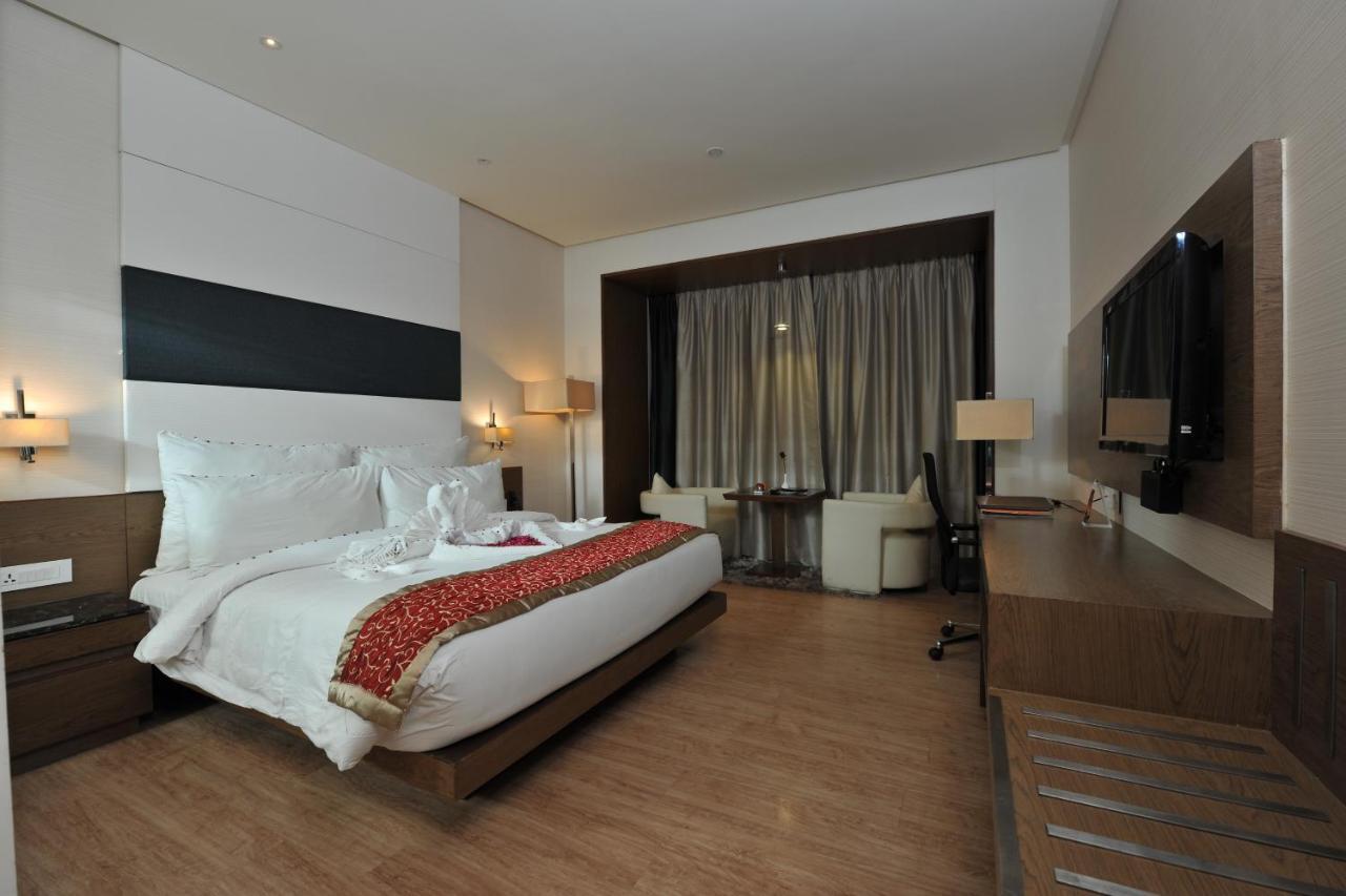 Narayani Heights, Ahmedabad Hotel Buitenkant foto