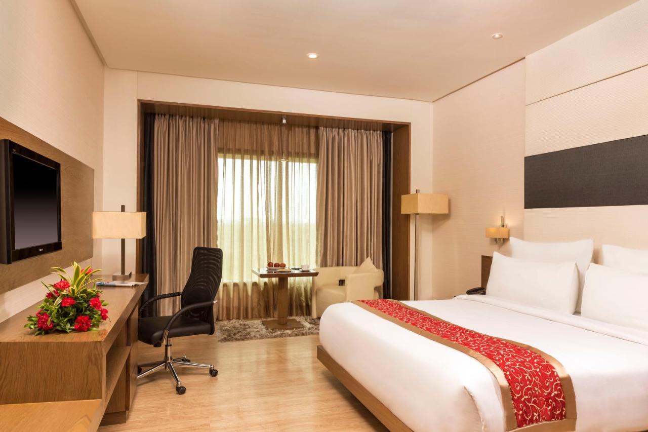 Narayani Heights, Ahmedabad Hotel Buitenkant foto