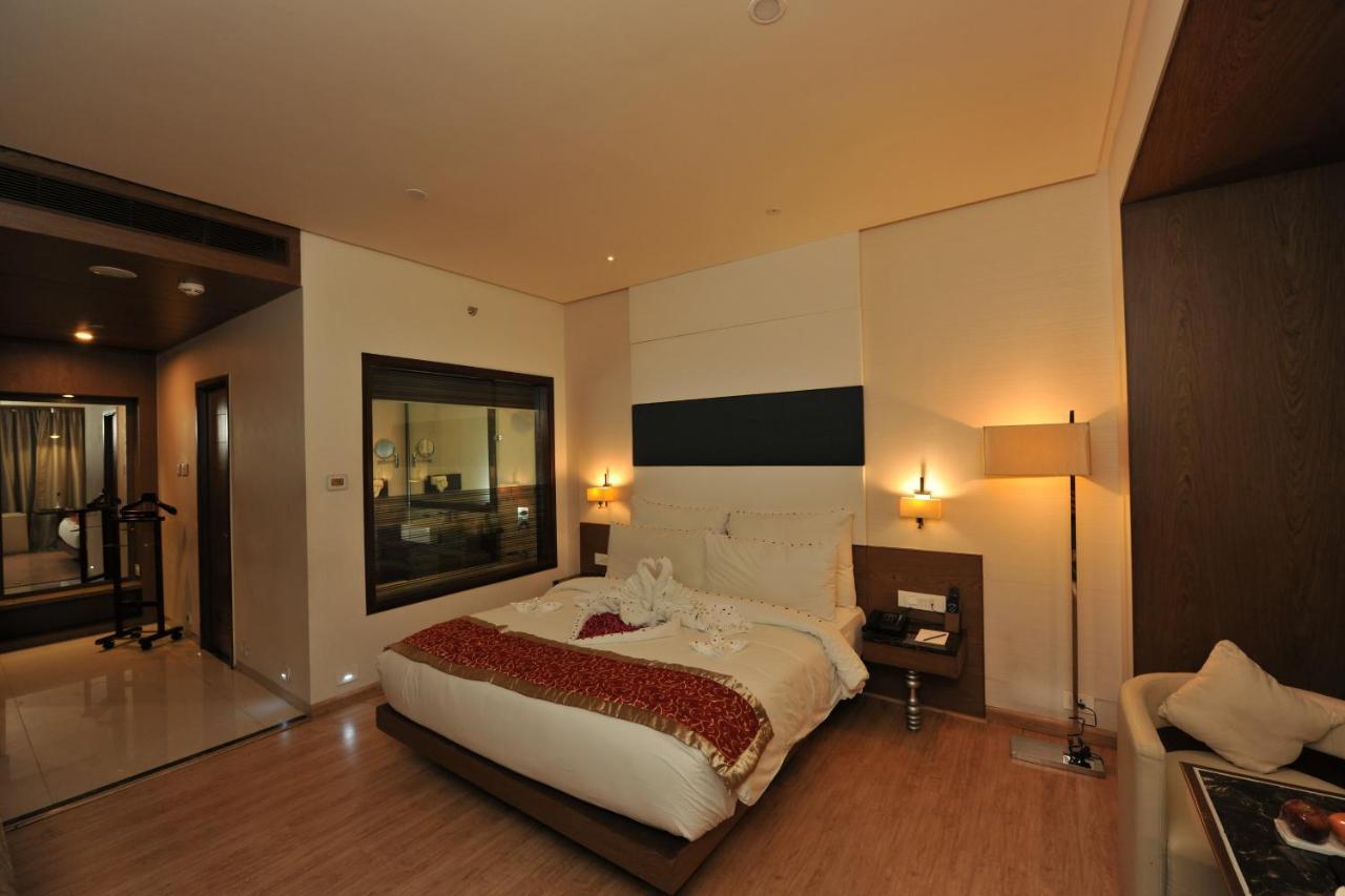 Narayani Heights, Ahmedabad Hotel Buitenkant foto
