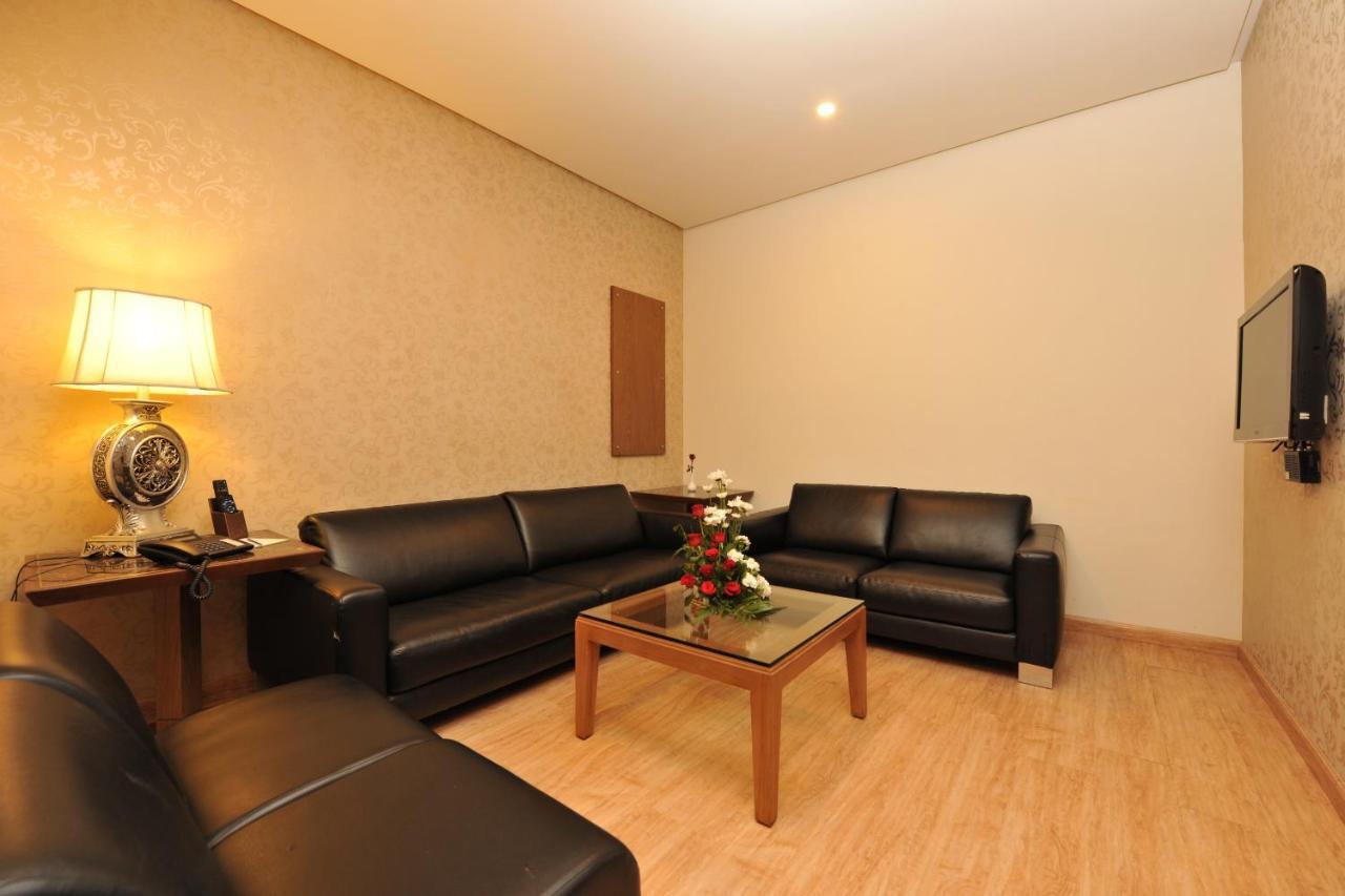 Narayani Heights, Ahmedabad Hotel Buitenkant foto